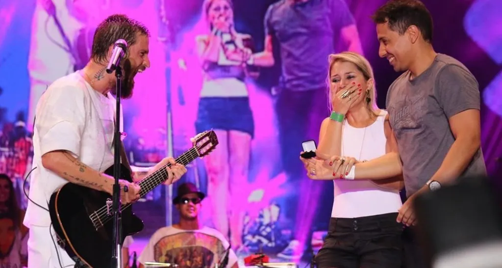 Saulo faz casamento no palco e é homenageado por artistas no Festival de Verão