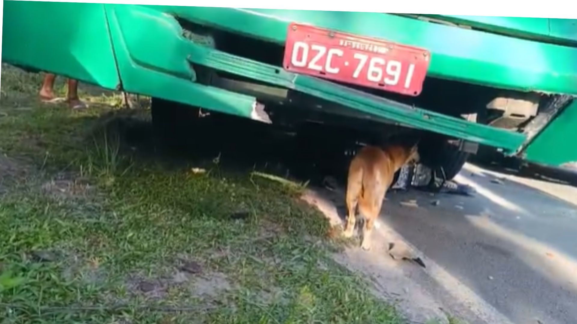 Acidente com &ocirc;nibus no bairro de Cajazeiras. Foto: Leitor Aratu On