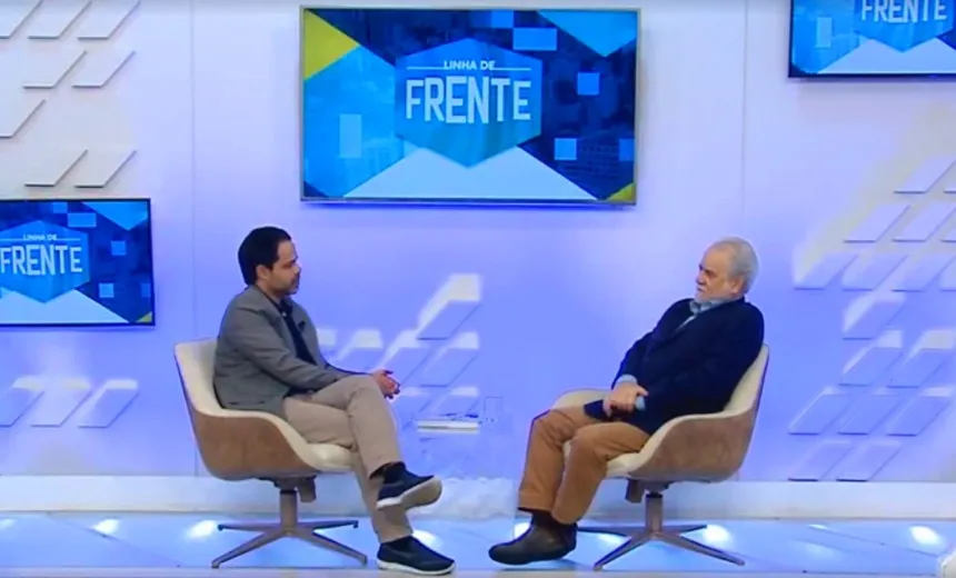 "Triste um país que destruiu a Ditadura ter um presidente que a idolatra", diz Emiliano José 