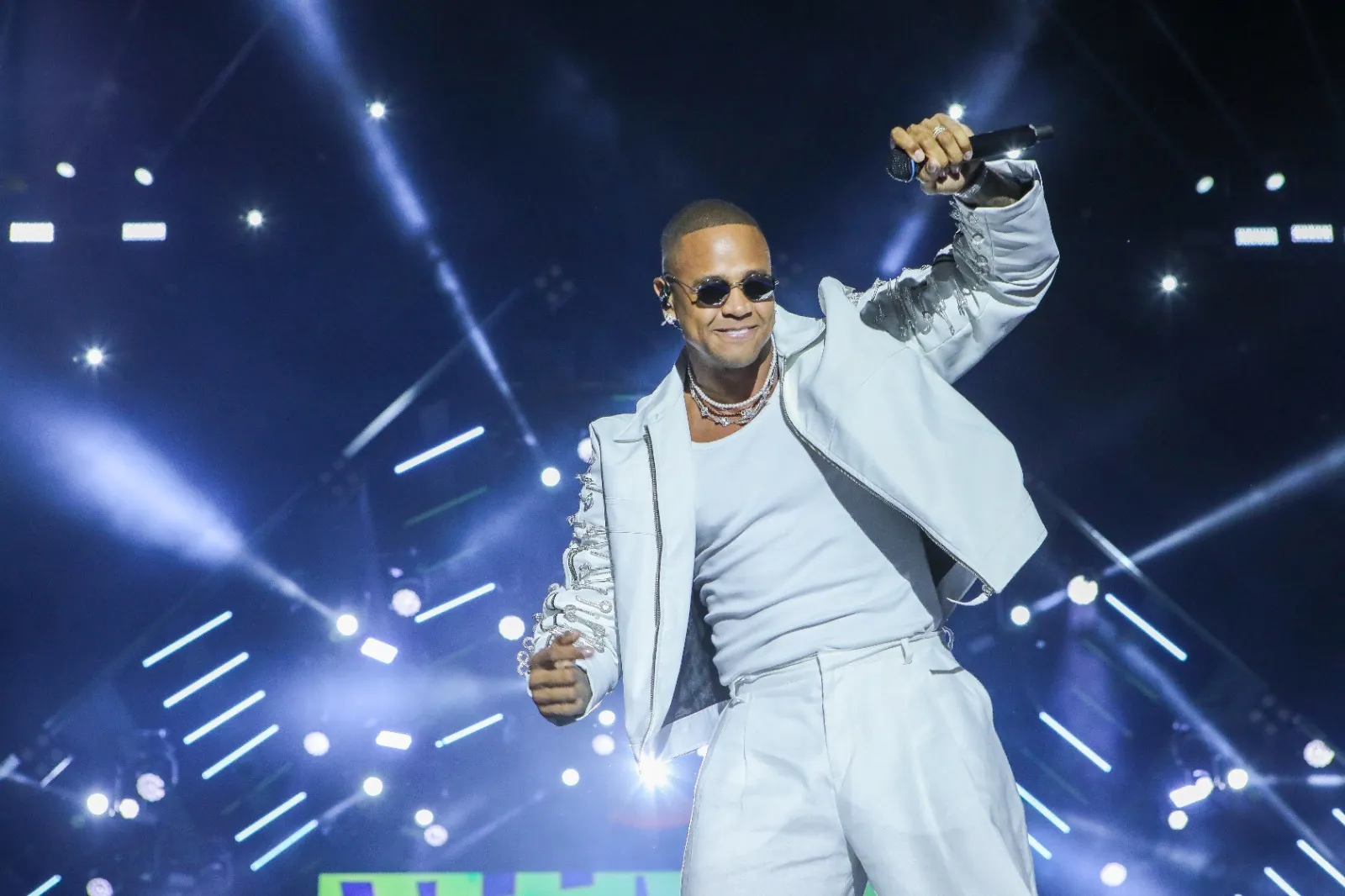 Léo Santana celebra 20 anos de carreira com show gratuito em Salvador