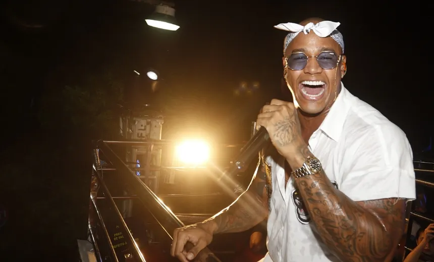 Pipoco de Léo Santana arrasta multidão em pré-carnaval: assista transmissão exclusiva