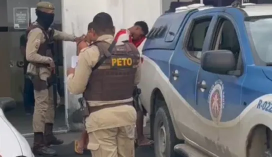 Dois ônibus são assaltados no início da manhã desta sexta-feira, em Salvador; dupla é presa por PMs