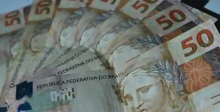 Rendimento real dos trabalhadores tem maior queda mensal em 12 anos