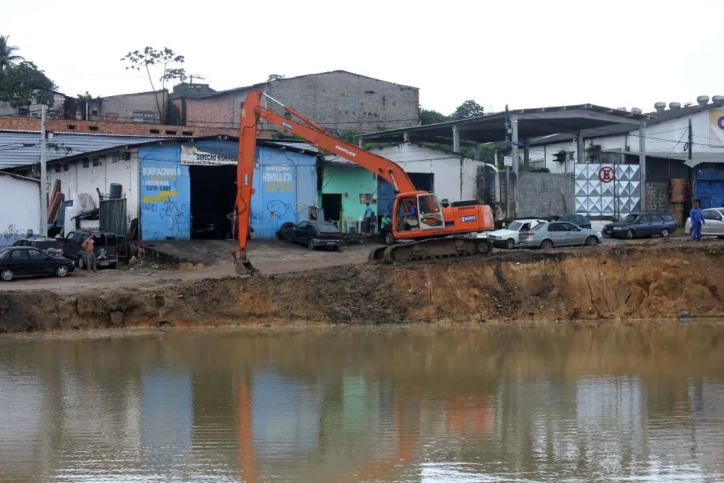 Prefeitura remove mais de 17 toneladas de resíduos da Lagoa do Urubu