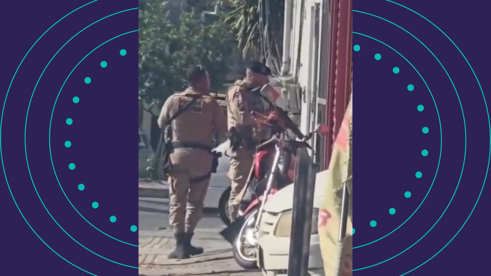 Policiais militares durante ação após troca de tiros na Avenida Suburbana, em Salvador 