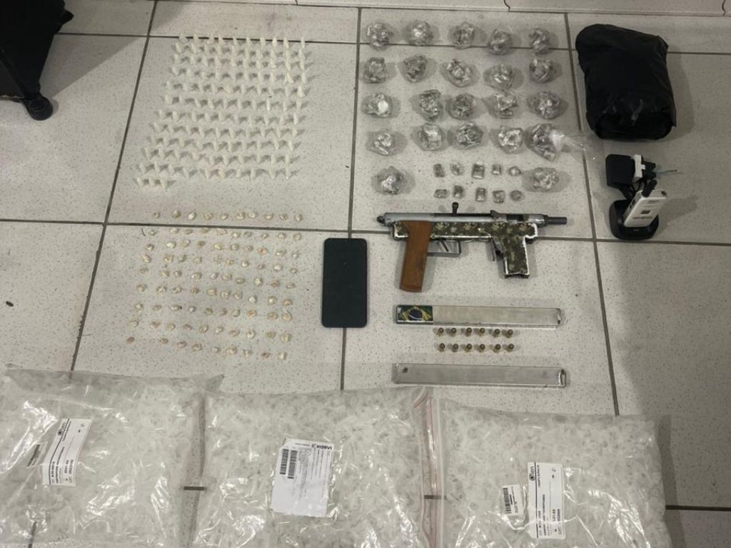 Durante as buscas os policiais apreenderam uma submetralhadora artesanal, munições, drogas, uma motocicleta com restrição de roubo e materiais utilizados no tráfico de drogas. Foto: Divulgação/8BPM-PS