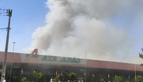 Mais de 24 horas: bombeiros seguem atuando para conter pontos de fogo em supermercado de Vitória da Conquista
