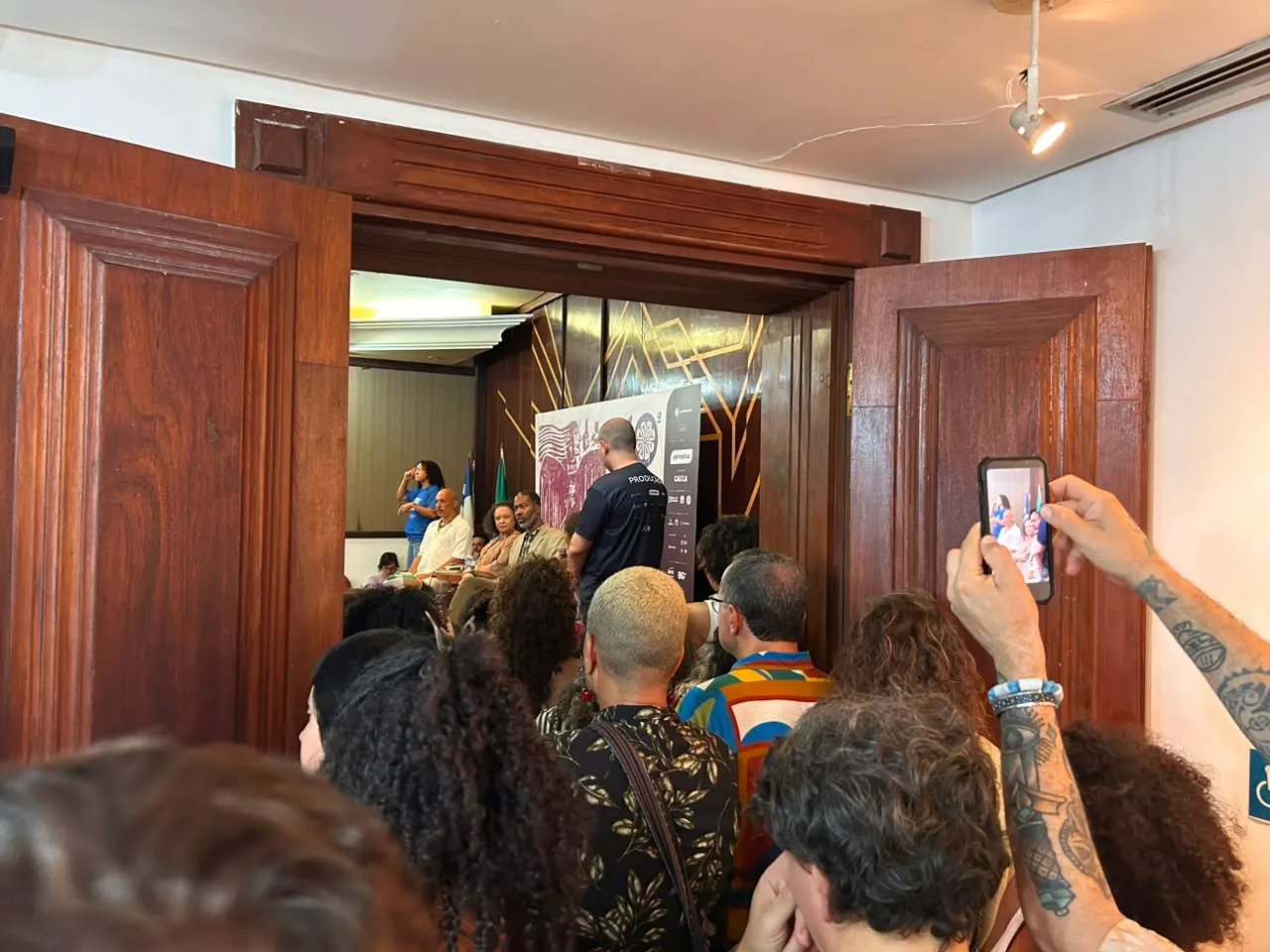 Após superlotação, Flipelô muda local de mesa com Milton Hatoum neste sábado