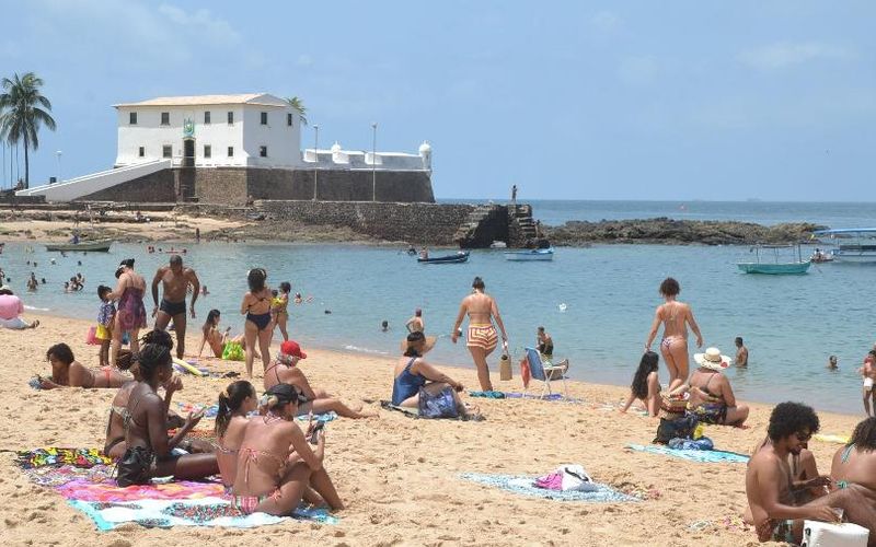 A delimita&ccedil;&atilde;o de &aacute;reas no mar &eacute; uma pr&aacute;tica comum em praias urbanas de grande circula&ccedil;&atilde;o e ajuda a reduzir conflitos entre lazer, turismo n&aacute;utico e atividades esportivas aqu&aacute;ticas/Foto: Romildo de Jesus