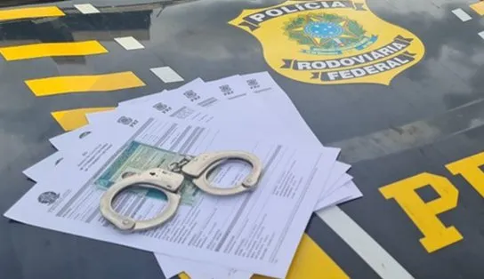 É tudo falso: motorista é preso em flagrante após entregar documentos duvidosos no interior da Bahia