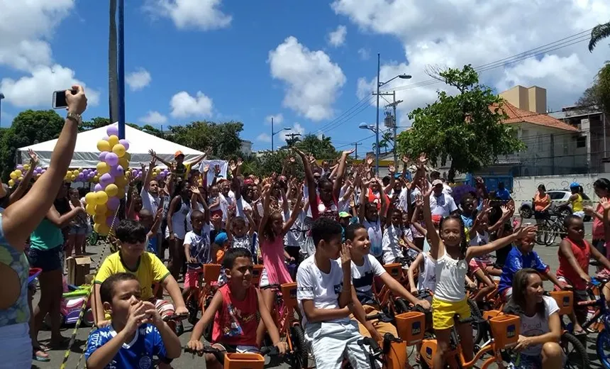 Evento atrai centenas de crianças para praça no Bonfim