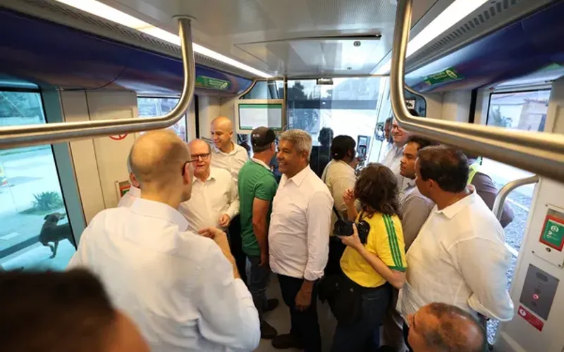 Além de oferecer mais conforto aos passageiros, o VLT de Salvador é um modal elétrico, contribuindo para a redução da emissão de poluentes e tornando o transporte público mais sustentável/Foto: Thuane Maria/GOVBA