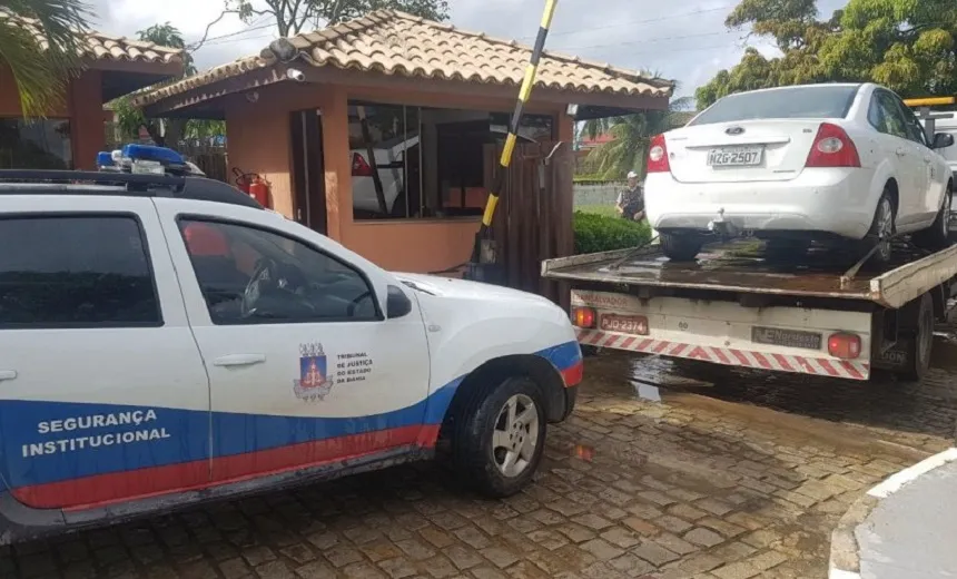 Carro do TJ flagrado furando fila em Feira é apreendido em condomínio de luxo