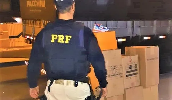 Falsificações de calçados de marcas importadas são apreendidas pela PRF em Milagres