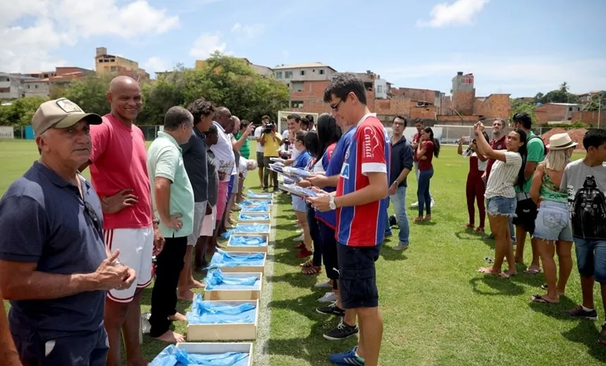 VÍDEO: ‘Calçada da fama’ do Bahia homenageia campeões brasileiros de 88