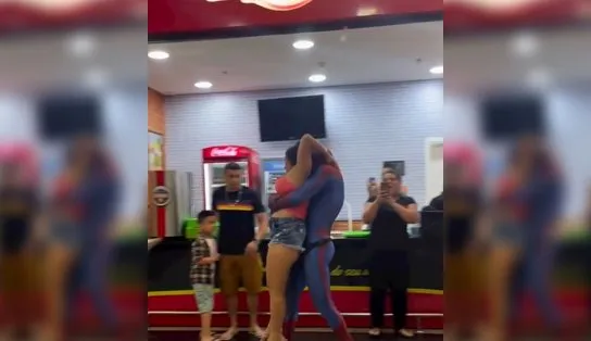 Homem-Aranha separa briga de mulheres em shopping, mas acaba se dando mal; assista!