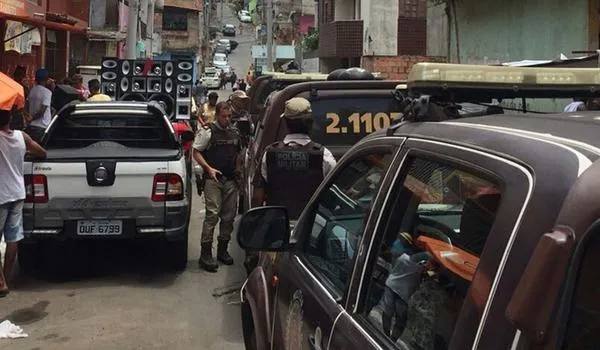 Traficantes do Nordeste de Amaralina doam cestas básicas e "Auxílio Favela" em troca de favores, diz delegado