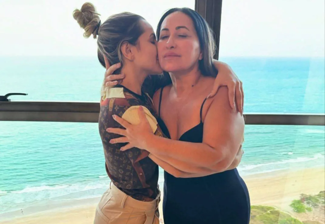 Deolane Bezerra publica foto com mãe após deixar a prisão