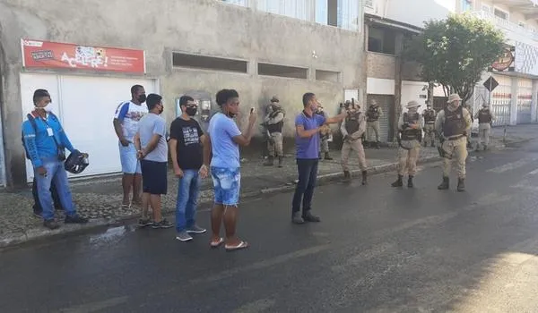 Ambulantes e mototaxistas vão para casa do prefeito de Candeias reclamar do lockdown