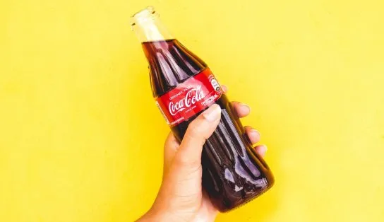 Mistura de refrigerante com álcool: Coca-Cola anuncia parceria com Corona para nova bebida. Você aprovaria?  