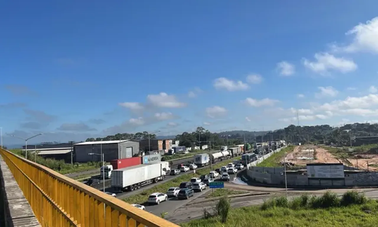 Congestionamento na BR-324. Foto: Rosana Bomfim - Aratu On