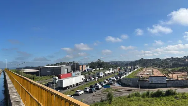 Cratera na BR-324 provoca congestionamento nos dois sentidos nesta quinta