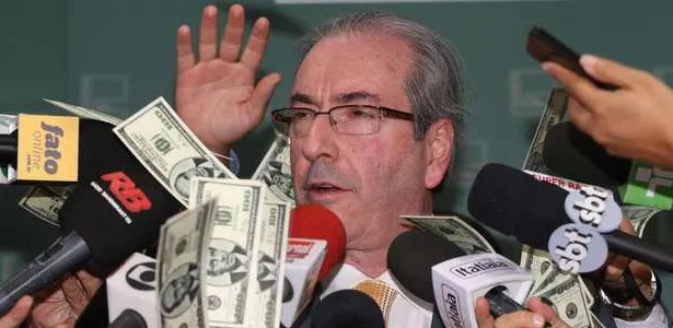 Manifestante interrompe fala de Cunha e joga dólares falsos