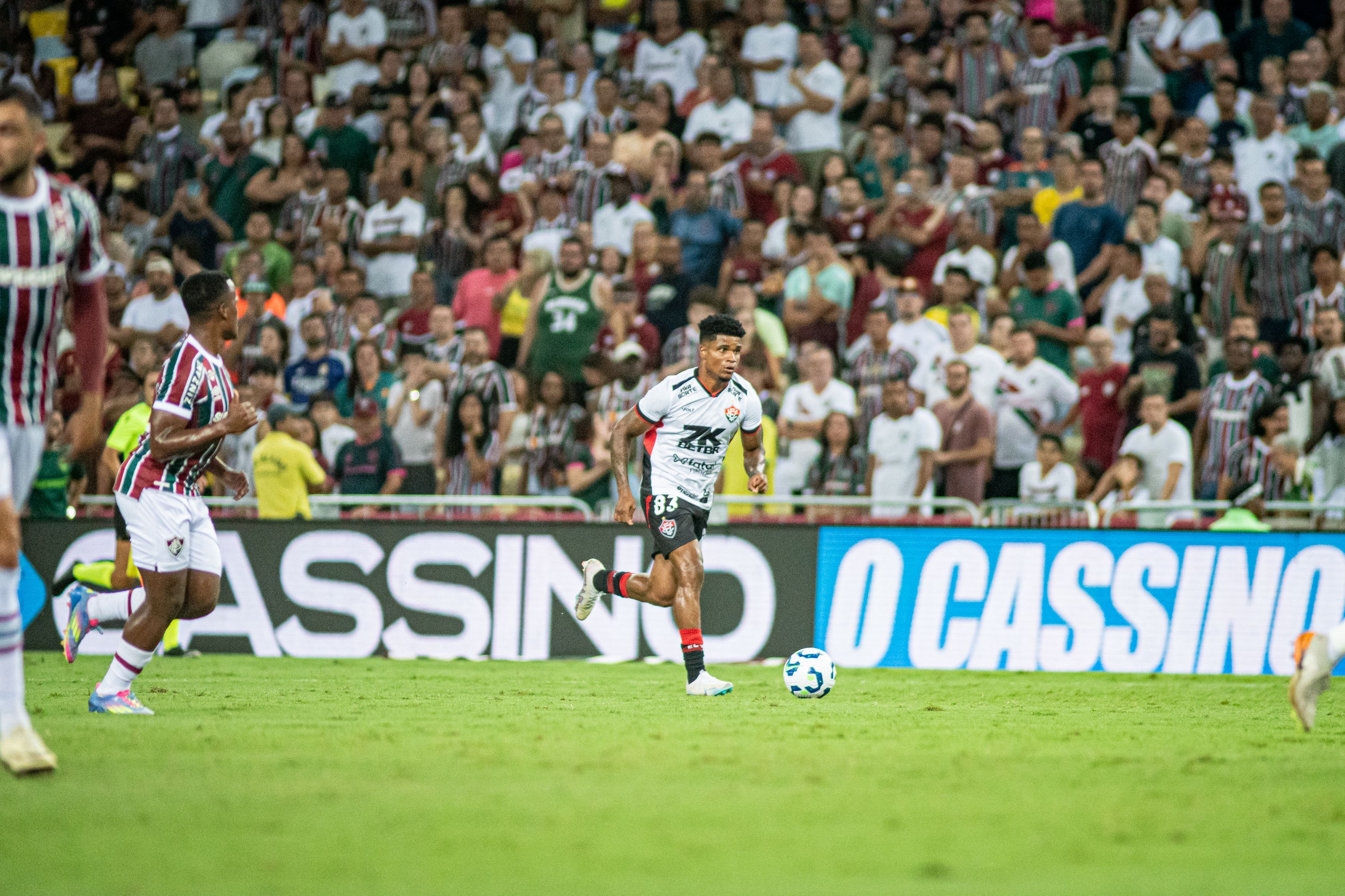 Lateral Jamerson, do Vitória, é observado por Jhon Arias, do Fluminense | Foto: Victor Ferreira/EC Vitória