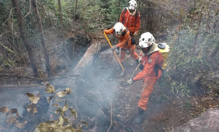 Bombeiros seguem no combate a incêndio que atinge vegetação de Rio de Contas, na Chapada Diamantina