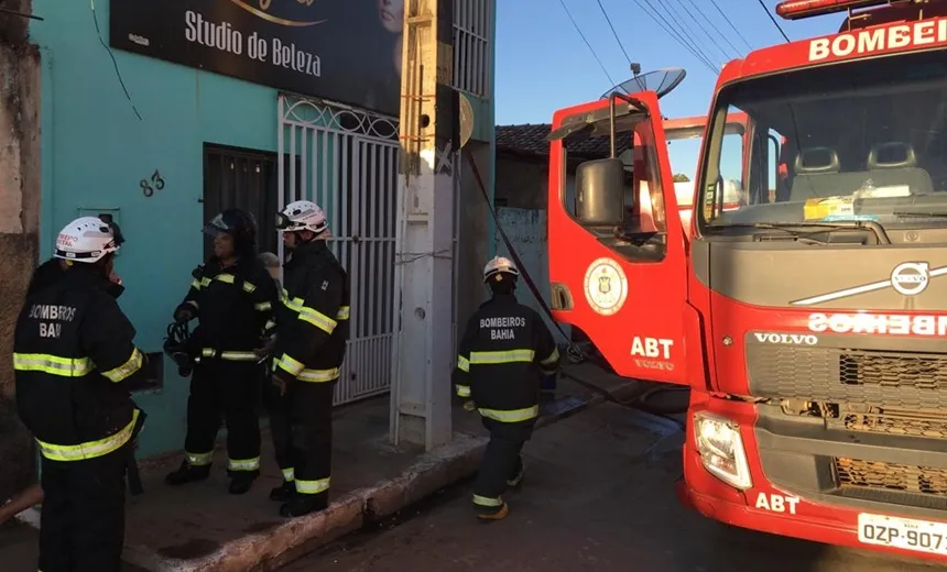 Incêndio atinge residência e morador é socorrido inconsciente, por Bombeiros