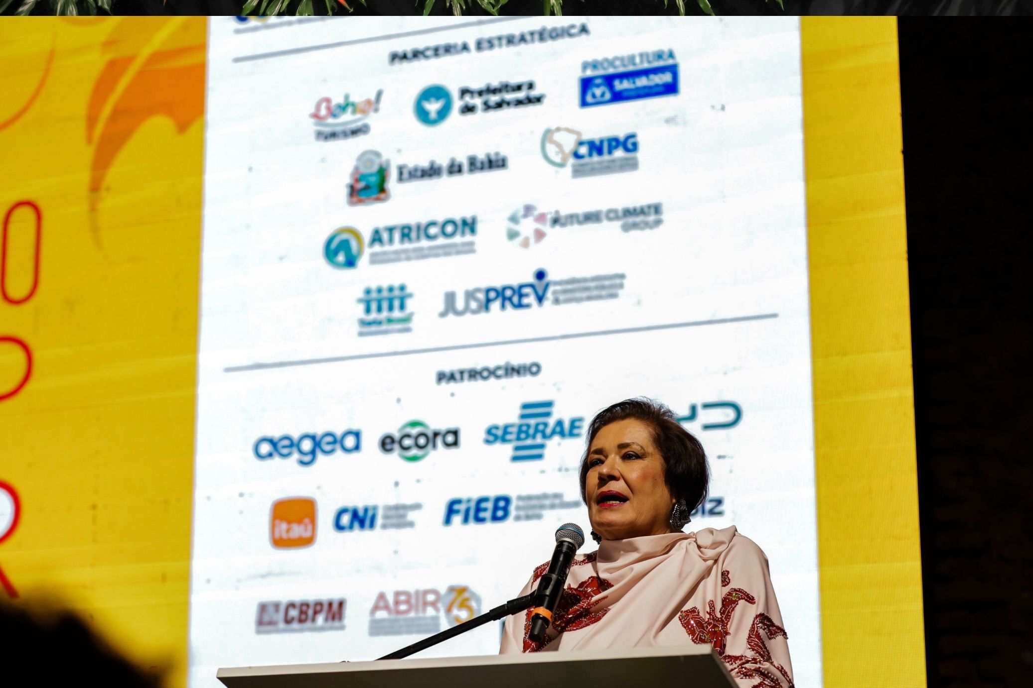 Durante a 3&ordf; edi&ccedil;&atilde;o do CONAMP Mulher, congresso que aconteceu em Salvador, a procuradora de Justi&ccedil;a Norma Cavalcanti foi homenageada pela sua trajet&oacute;ria. Foto: Divulga&ccedil;&atilde;o/MPBA