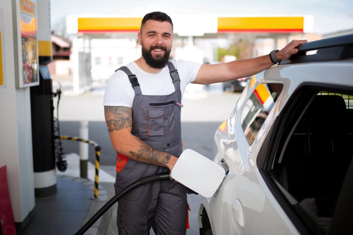 Entre as vagas de emprego ofertadas estão frentista, recepcionista, auxiliar de cozinha, telemarketing e garçom. Foto: Freepik