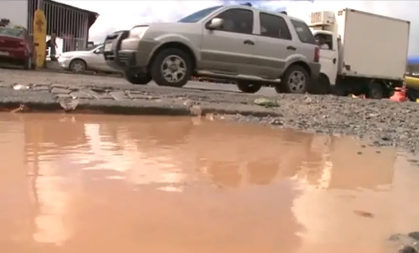 Vídeo: motoristas reclamam de buracos na BR-324 após obra da Embasa