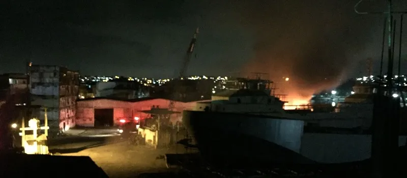 VÍDEO: Bombeiros combatem incêndio em embarcação na Ribeira na noite desta quinta