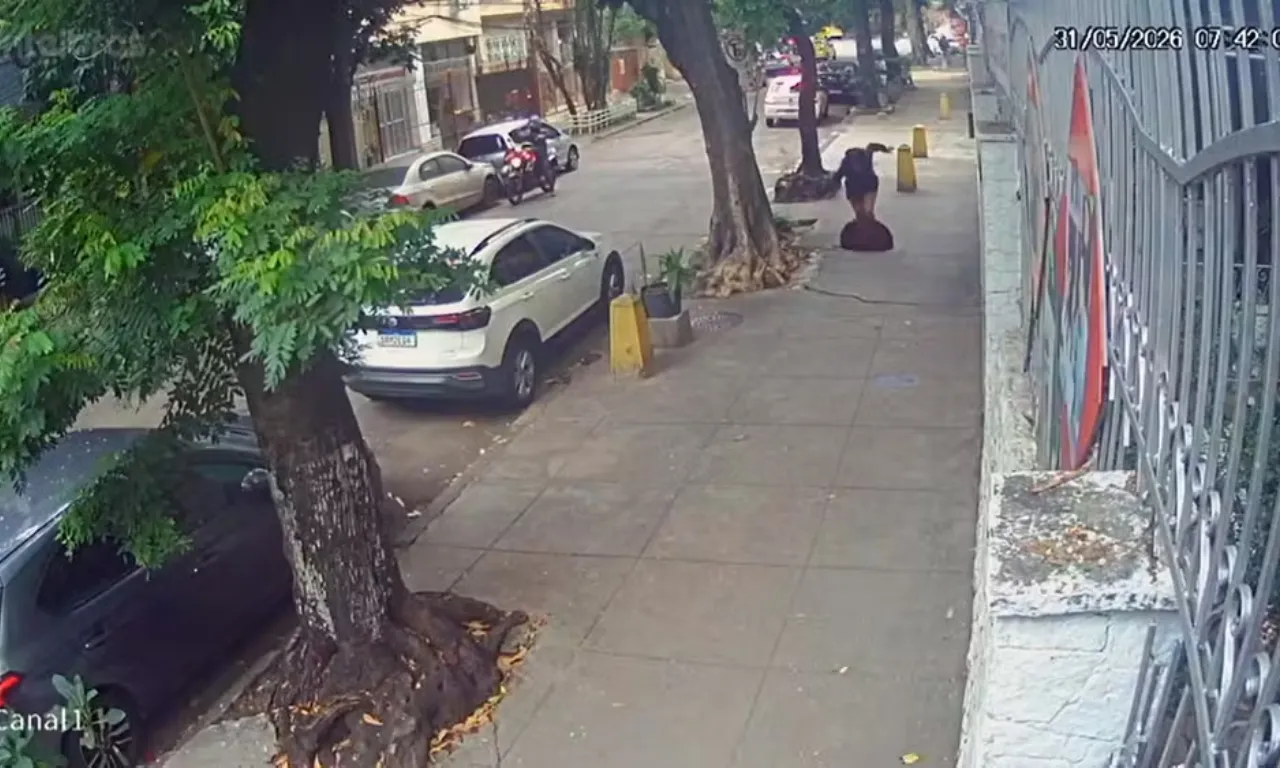 Mulher em bueiro