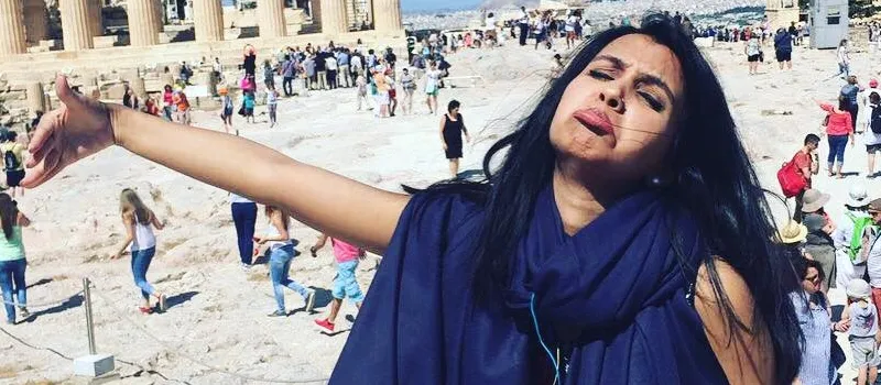 PRESENTE DE GREGO: Mulher viaja com sogros para lua de mel e álbum fica hilário; Veja as melhores poses