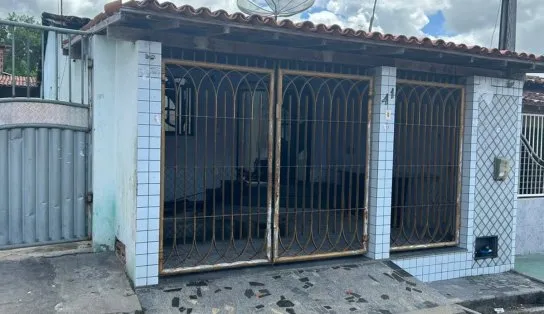 Casa onde aconteciam supostos estupros contra jovem de 19 anos é incendiada por populares em Humildes