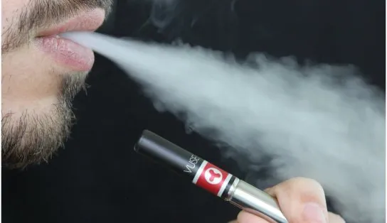 Problemas de sobra: uso diário de cigarro eletrônico pode deixar você "broxa"; entenda