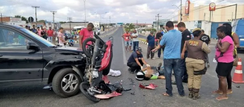 FEIRA DE SANTANA: Homem morre após colisão entre ‘cinquentinha’ e um carro