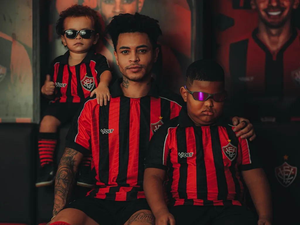 Vitória lança novo uniforme com Matheuzinho e filho como modelos