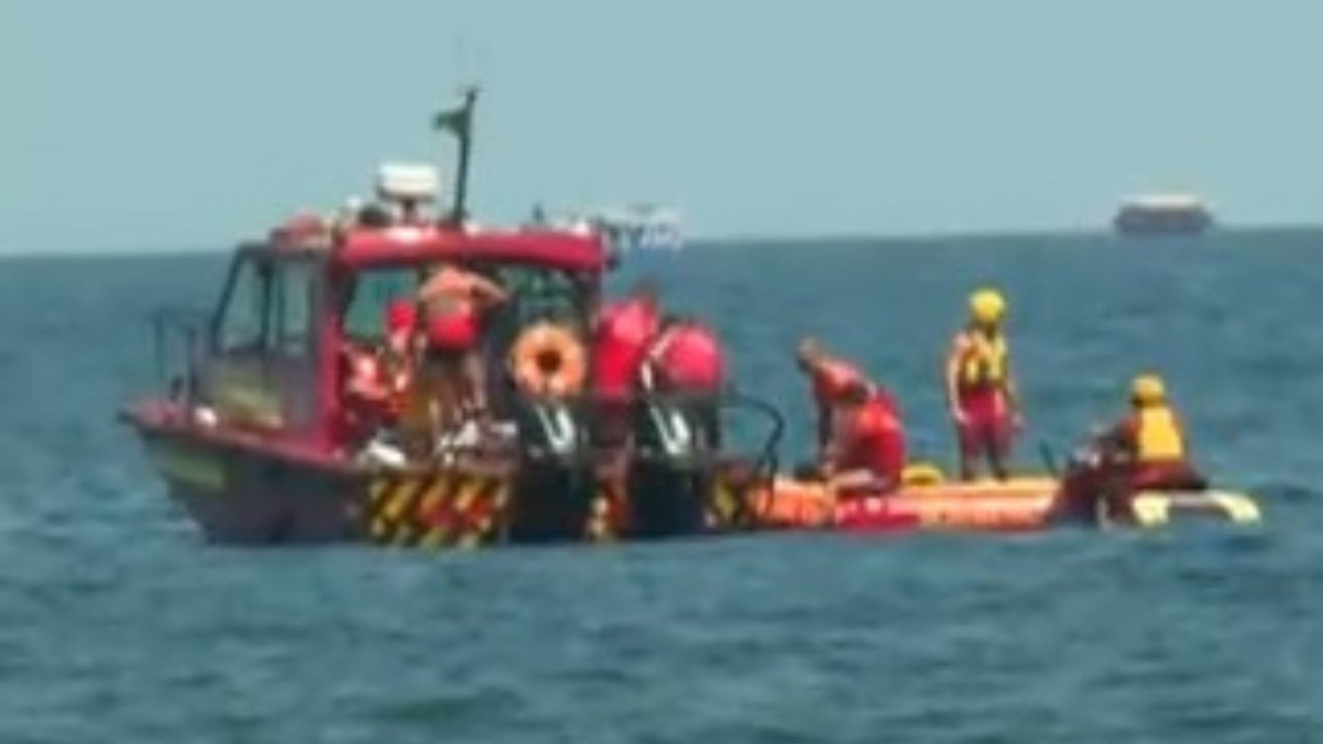 O corpo &eacute; localizado por Bombeiros, ap&oacute;s queda do avi&atilde;o. Foto: Reprodu&ccedil;&atilde;o | V&iacute;deo