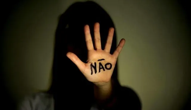 CENA DE TERROR: Madrasta flagra estupro coletivo da enteada de 14 anos em escola no Piauí