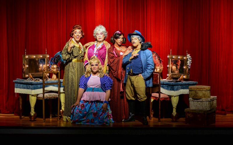 A Companhia Baiana de Patifaria &eacute; uma das mais tradicionais do teatro baiano e acumula d&eacute;cadas de sucesso com espet&aacute;culos que unem humor e cr&iacute;tica social/Foto: Paulo Telles