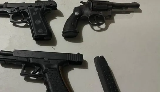 Polícia prende trio flagrado com pistolas e revólver em Camaçari