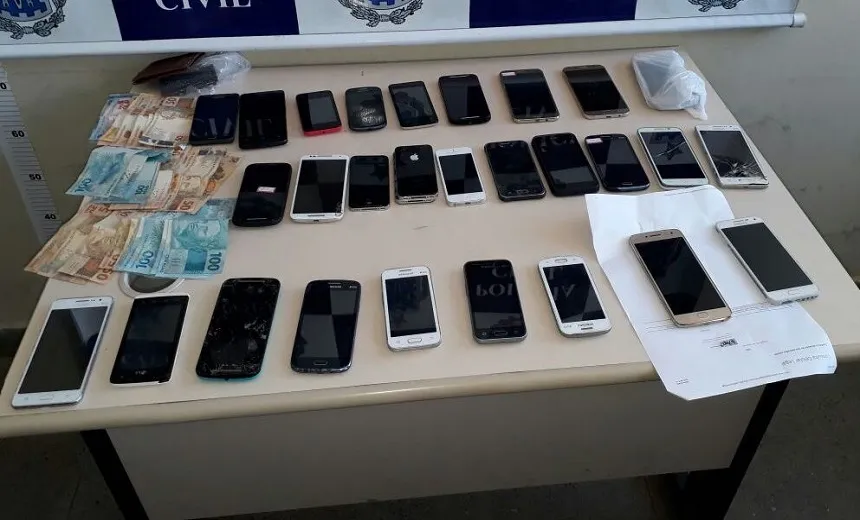 FLAGRA: Polícia desmonta loja de celulares roubados em feira livre de Santo Antônio de Jesus