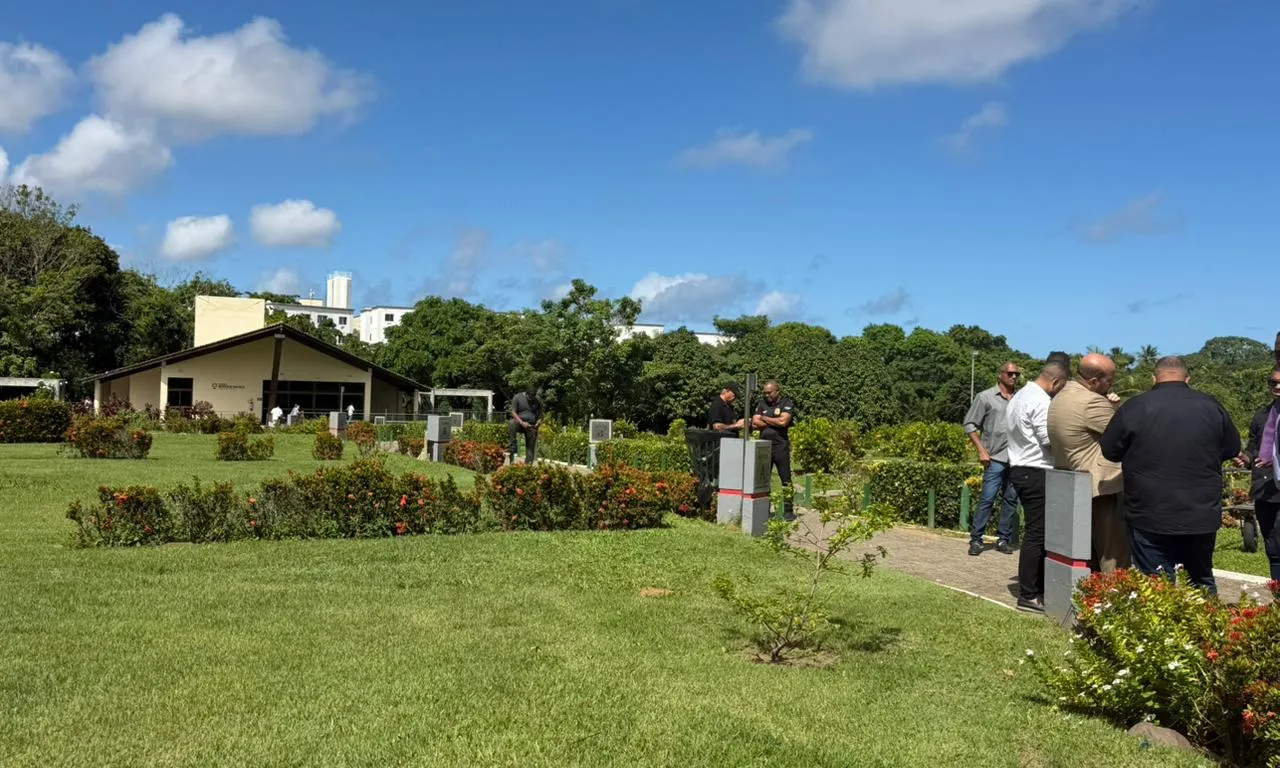Investigador é sepultado sob forte comoção em Salvador: 'Grande profissional'