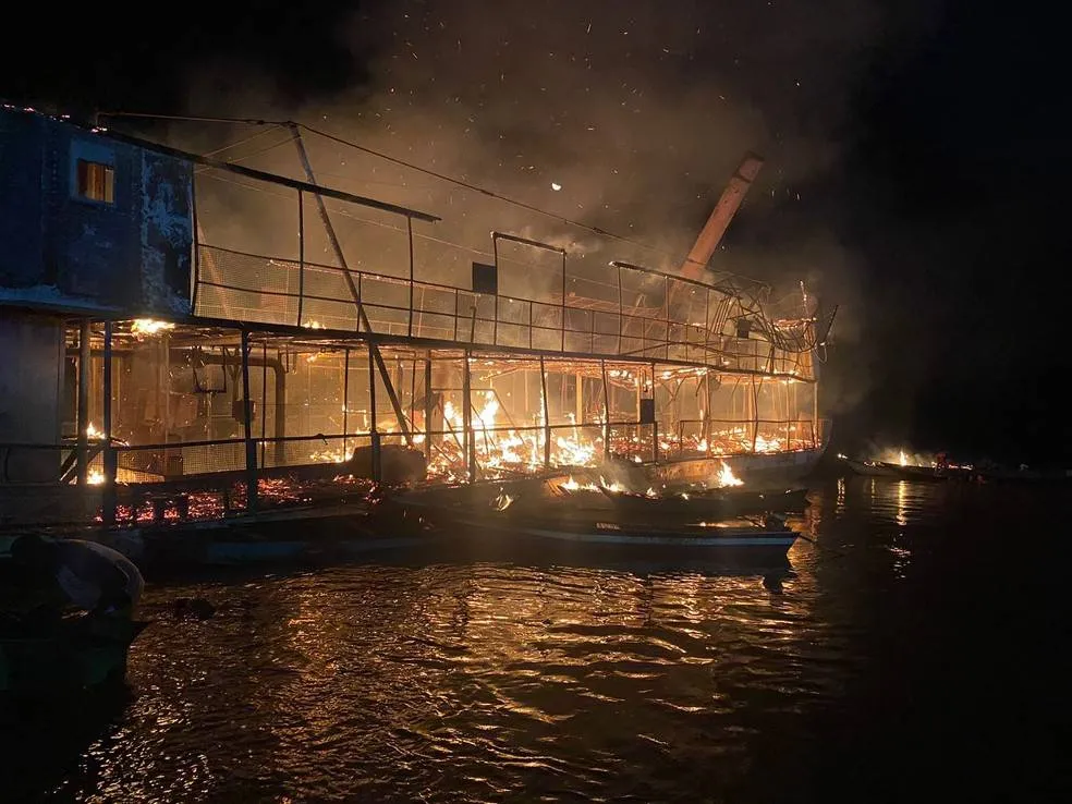 Embarcação histórica é atingida por incêndio no rio São Francisco; prefeitura acredita em ação criminosa