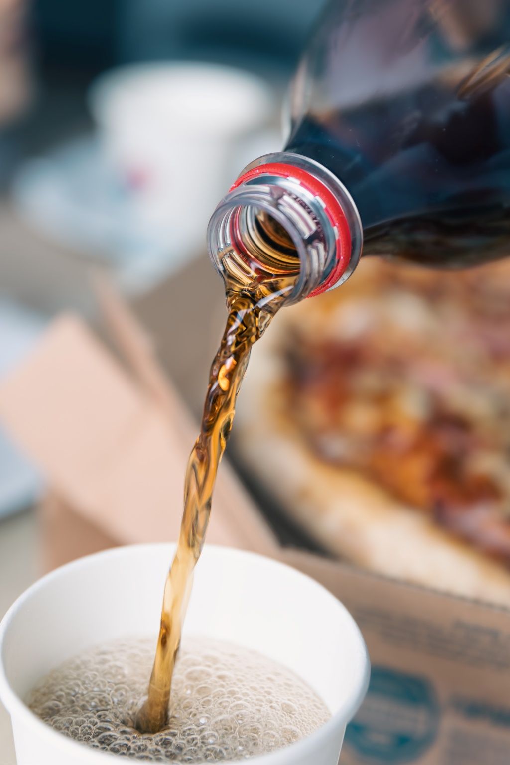 A fábrica da Coca-Cola no Ceará foi fechada após descoberta que o refrigerante entrou em contato líquido utilizado no sistema de resfriamento do local.  Foto: Ilustrativa/Freepik