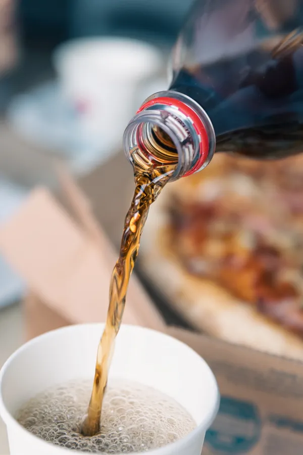 A fábrica da Coca-Cola no Ceará foi fechada após descoberta que o refrigerante entrou em contato líquido utilizado no sistema de resfriamento do local. Foto: Ilustrativa/Freepik