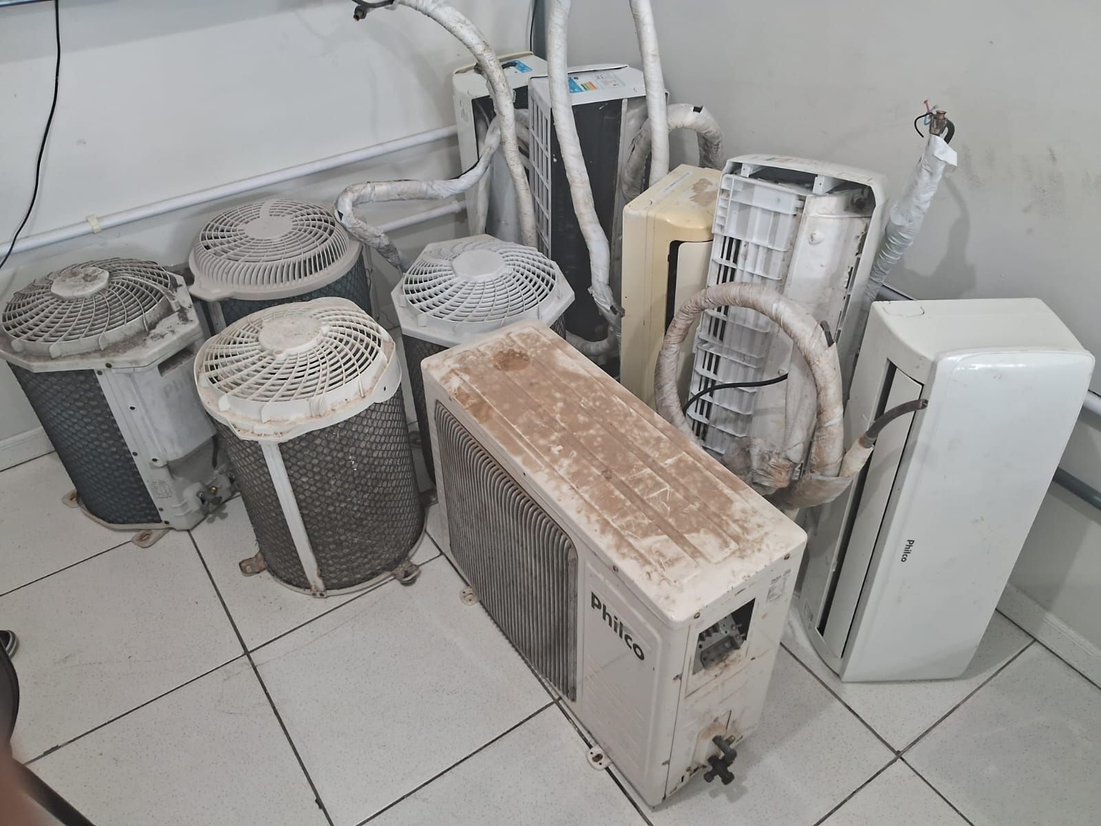 Cinco aparelhos de ar-condicionado recuperados. Foto: Ascom PC